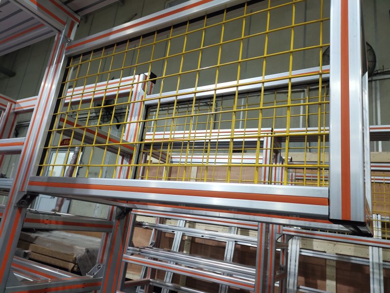 帶防護(hù)網(wǎng)的鋁型材機(jī)架